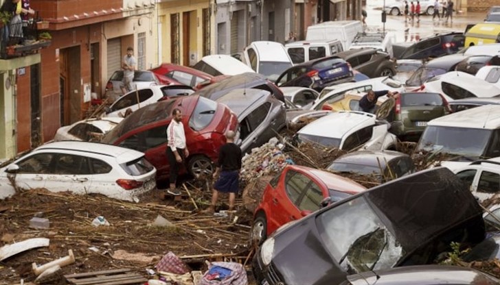 Спасителните екипи работят денонощно в района Спасителните екипи работят денонощно в района