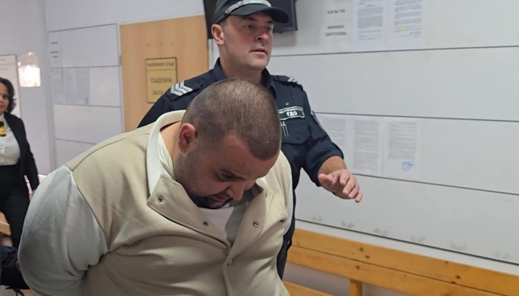 25-годишният мъж бе докаран с белезници в съдебната зала 25-годишният мъж бе докаран с белезници в съдебната зала
