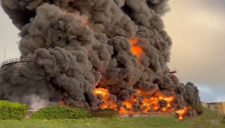 Мащабен пожар в склад за гориво на Кримския полуостров след нощна атака с дронове Мащабен пожар в склад за гориво на Кримския полуостров след нощна атака с дронове