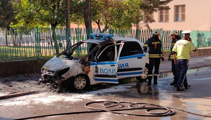Късо съединение подпали полицейски автомобил Късо съединение подпали полицейски автомобил
