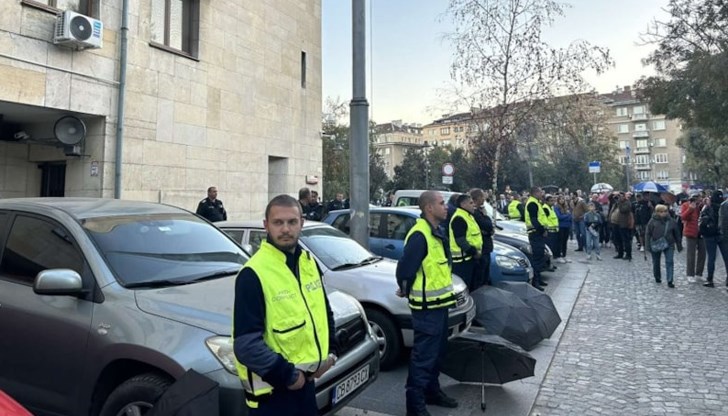 Протестиращи раздадоха като символичен жест чадъри на присъстващите полицейски служители Протестиращи раздадоха като символичен жест чадъри на присъстващите полицейски служители