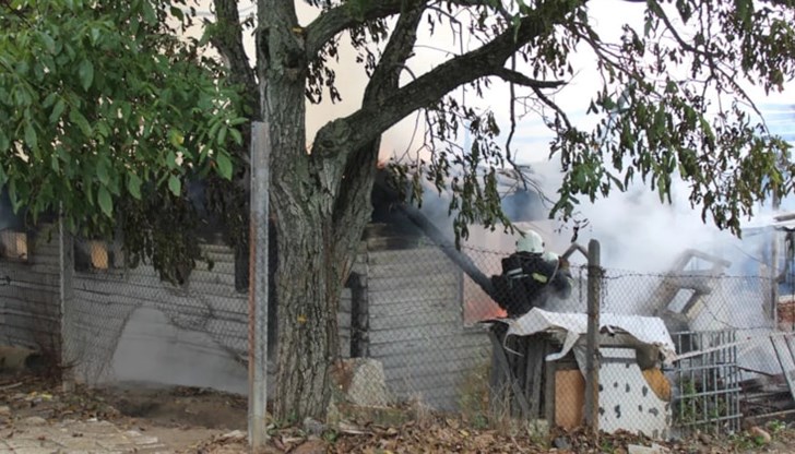 Пламъци обхванаха оранжерия край Благоевград Пламъци обхванаха оранжерия край Благоевград