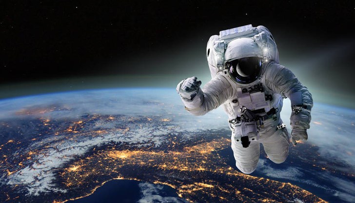 Целият екипаж първоначално е транспортиран до болницата като предпазна мярка Целият екипаж първоначално е транспортиран до болницата като предпазна мярка