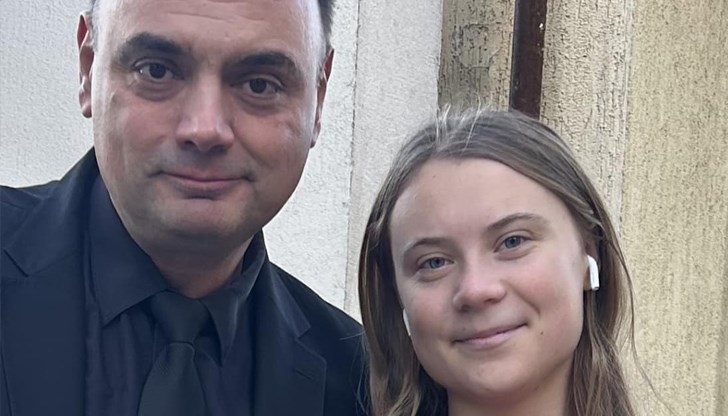 Предприемачът Хари Аничкин се снима с екоактивистката Предприемачът Хари Аничкин се снима с екоактивистката