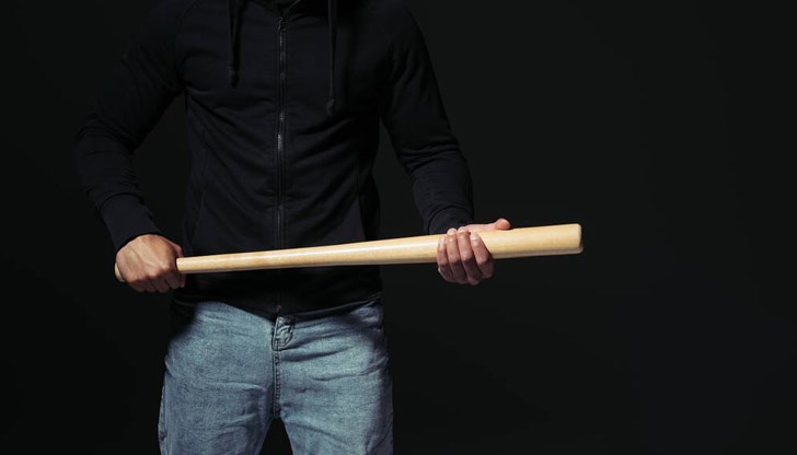 Момичето е пребито с дървена бухалка Момичето е пребито с дървена бухалка