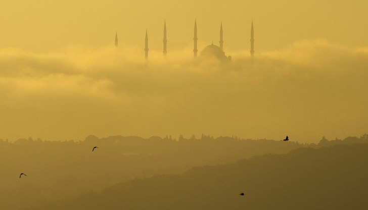 Босфорът осъмна в плен на мъглата Босфорът осъмна в плен на мъглата