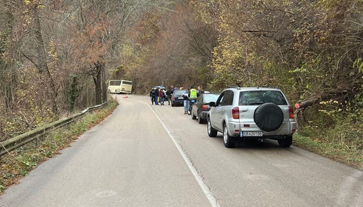 Фаталният инцидент е между автобус и лек автомобил Фаталният инцидент е между автобус и лек автомобил