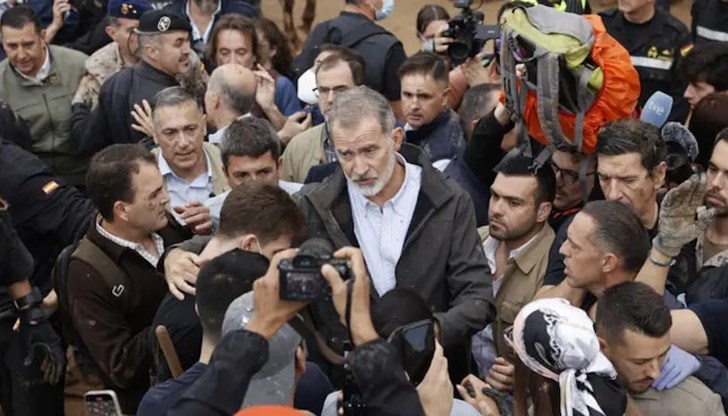 Тълпата скандираше "убиец" и "срам" Тълпата скандираше "убиец" и "срам"