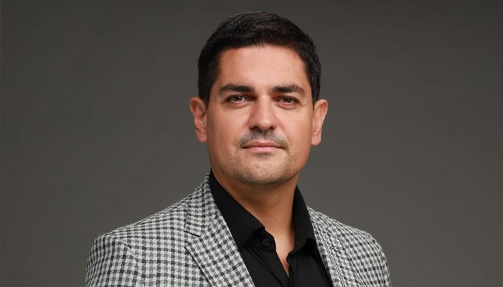 Имам усещането, че през БСП ще иска да направи някакъв пробив задкулисието, в лицето на Пеевски и Борисов Имам усещането, че през БСП ще иска да направи някакъв пробив задкулисието, в лицето на Пеевски и Борисов