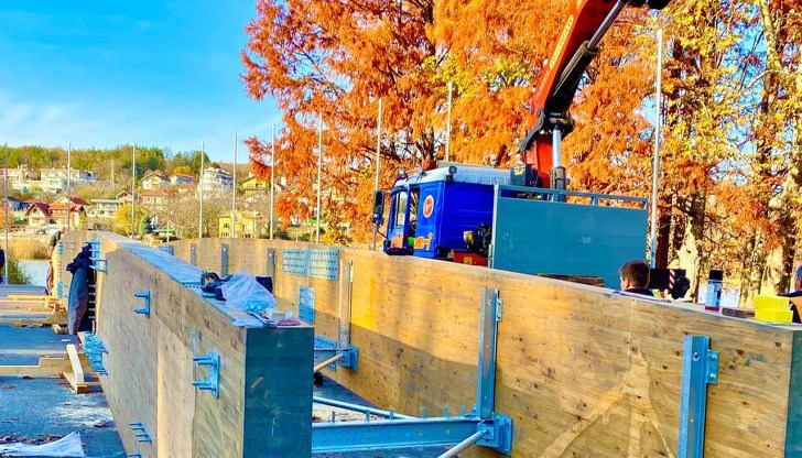 Австрийски мост със стъклен под пристигна в Русе Австрийски мост със стъклен под пристигна в Русе