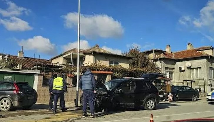 Три автомобила се удариха в квартал "Максуда" Три автомобила се удариха в квартал "Максуда"