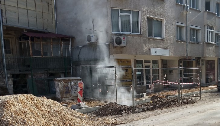 Пети ден на улица "Муткурова" от тръбите на Топлофикация излиза пара Пети ден на улица "Муткурова" от тръбите на Топлофикация излиза пара