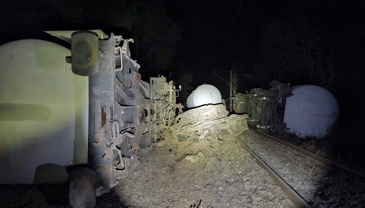 Вагони с бензин дерайлираха в Румъния Вагони с бензин дерайлираха в Румъния