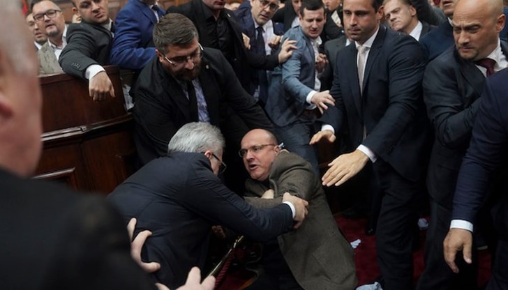 Депутати и министри се сбиха заради трагедията в Нови Сад