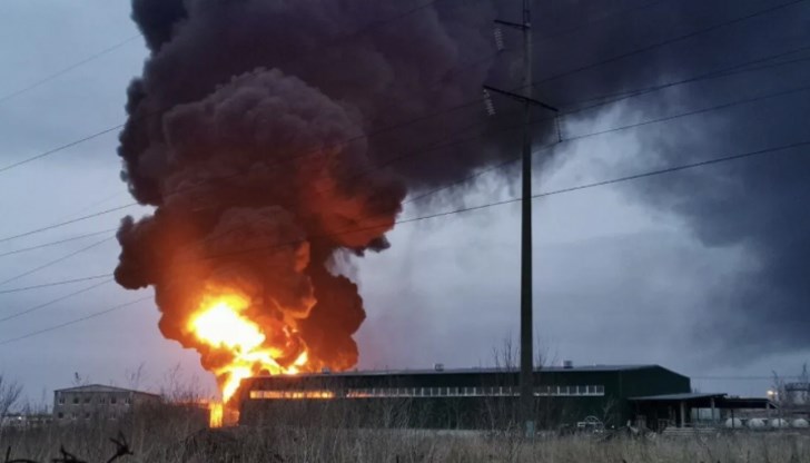 Един от резервоарите в петролния склад се е запалил Един от резервоарите в петролния склад се е запалил