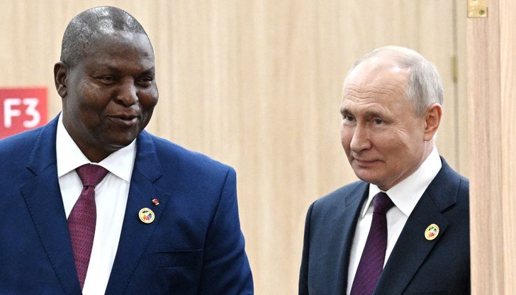 Президентите на Русия и Централноафриканската република Владимир Путин и Фостен-Арканж Туадера в кулоарите на предишното издание на форума Русия - Африка в Санкт Петербург, 28 юли 2023 година Президентите на Русия и Централноафриканската република Владимир Путин и Фостен-Арканж Туадера в кулоарите на предишното издание на форума Русия - Африка в Санкт Петербург, 28 юли 2023 година