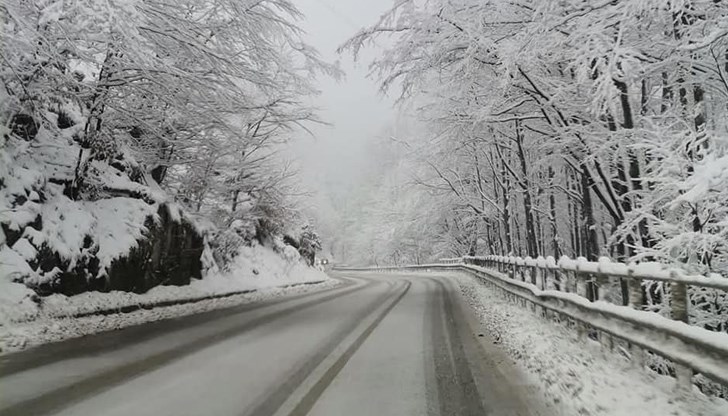 Пътните настилки са заснежени, но са обработени и опесъчени