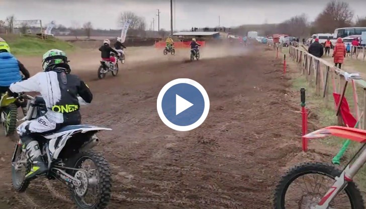 Стартира зрелищното мотокрос състезание край селото
