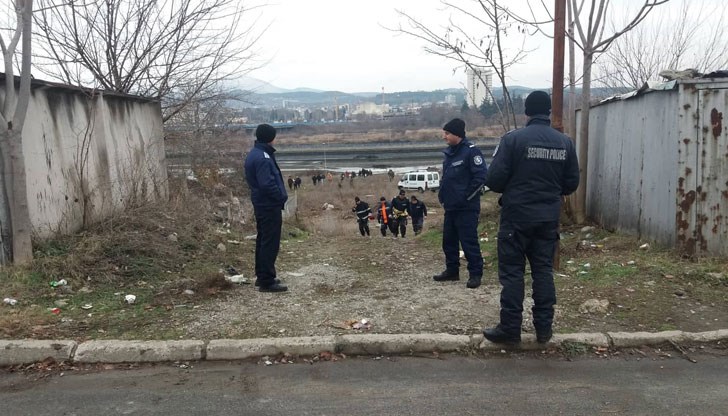 Тялото на детето е било на дъното на воден канал Тялото на детето е било на дъното на воден канал