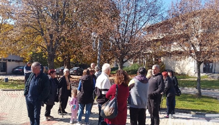 Хората се събраха в защита на кметския наместник Кирил Кирилов Хората се събраха в защита на кметския наместник Кирил Кирилов