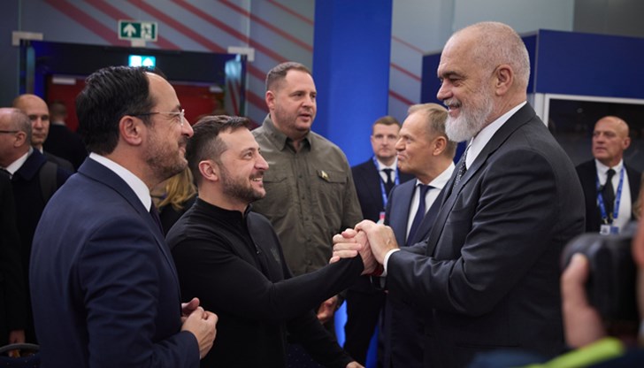 Украинският президент пристигна на важна европейска среща в Будапеща