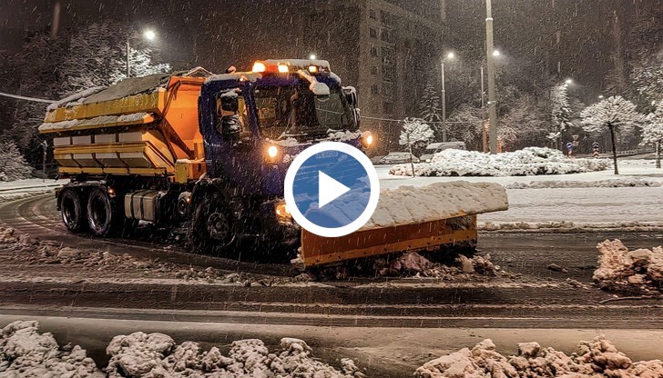 Снегопочистващите екипи работят денонощно