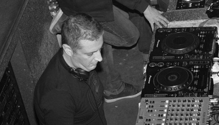 България се сбогува с пионер в електронната музика България се сбогува с пионер в електронната музика