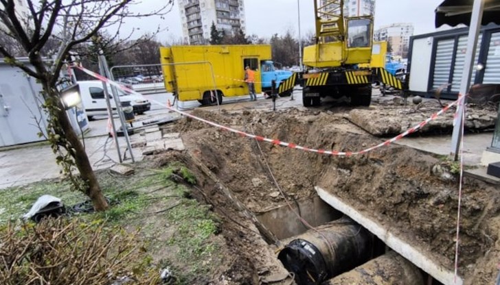 Екипите се борят с два спукани тръбопровода Екипите се борят с два спукани тръбопровода