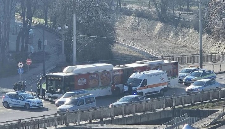 пострадала една жена, която е транспортирана до болнично заведение, пострадала една жена, която е транспортирана до болнично заведение,