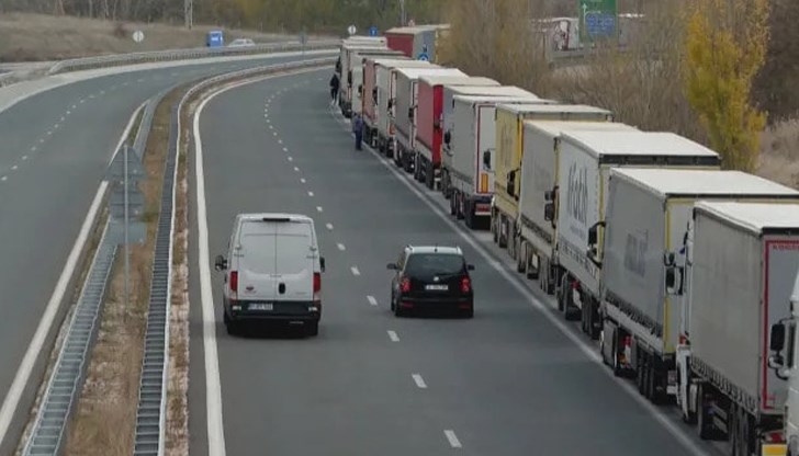 Шофьорите изчакват да преминат границата вече над 22 часа Шофьорите изчакват да преминат границата вече над 22 часа