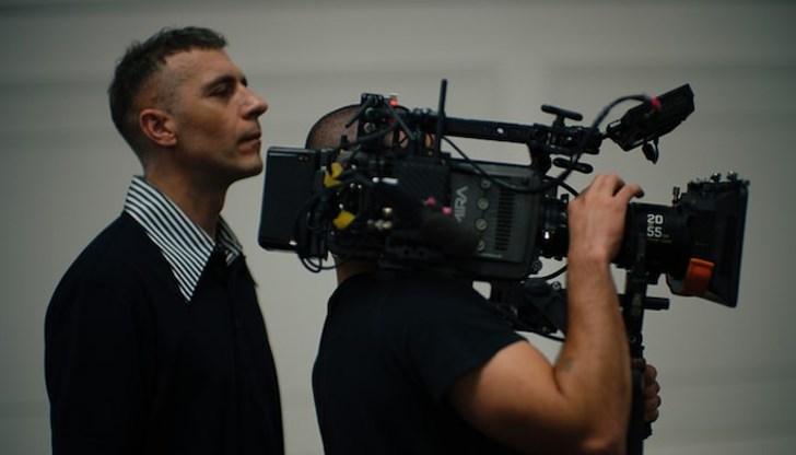 Изпълнителят застава зад режисурата и монтажа на проекта Изпълнителят застава зад режисурата и монтажа на проекта