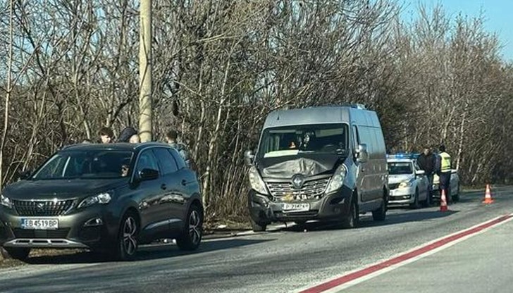 Микробус с русенска регистрация е със смачкана предница Микробус с русенска регистрация е със смачкана предница
