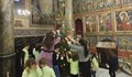 Първокласници украсиха коледната елха в храма "Света Троица"