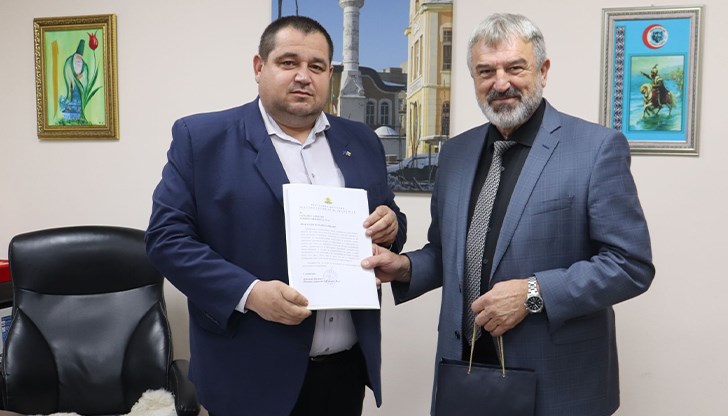 Областният управител уважи рождения ден на районния мюфтия в Русе Областният управител уважи рождения ден на районния мюфтия в Русе