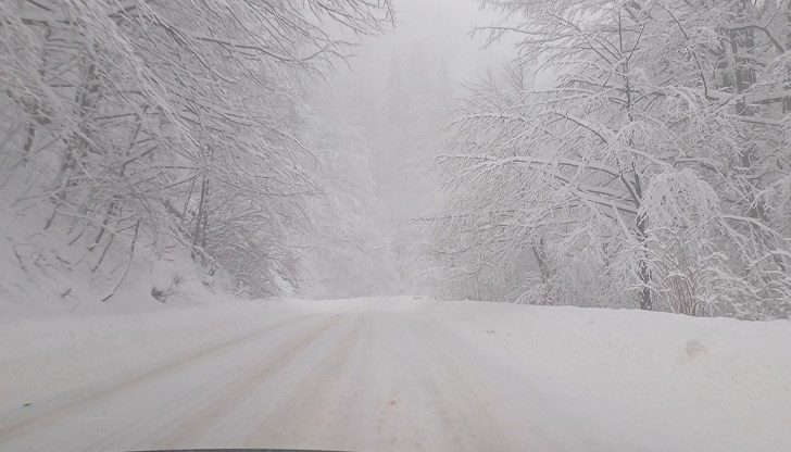 Снежната обстановка създава проблеми в цялата страна Снежната обстановка създава проблеми в цялата страна