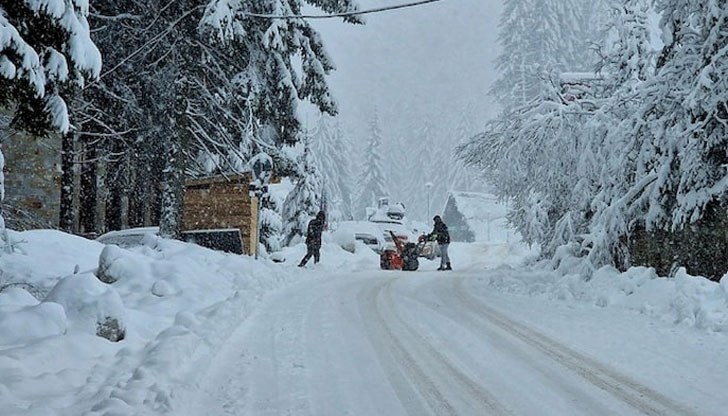 50 машини се борят със снега в Смолянско 50 машини се борят със снега в Смолянско