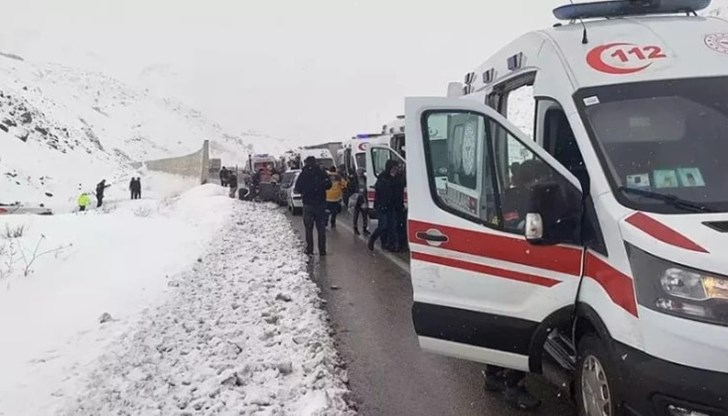 Обилният снеговалеж е станал причина за пътен инцидент с пострадали в Турция Обилният снеговалеж е станал причина за пътен инцидент с пострадали в Турция