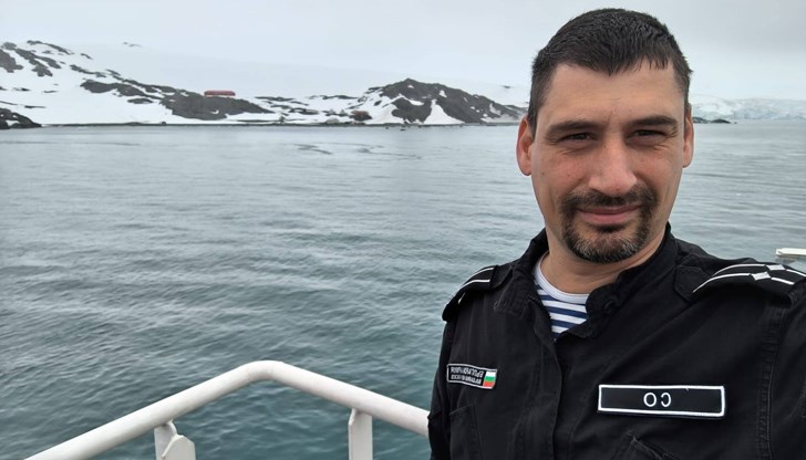 Флотилен адмирал Калинов благодари на капитан Радко Муевски за успешното пристигане в българската база Флотилен адмирал Калинов благодари на капитан Радко Муевски за успешното пристигане в българската база