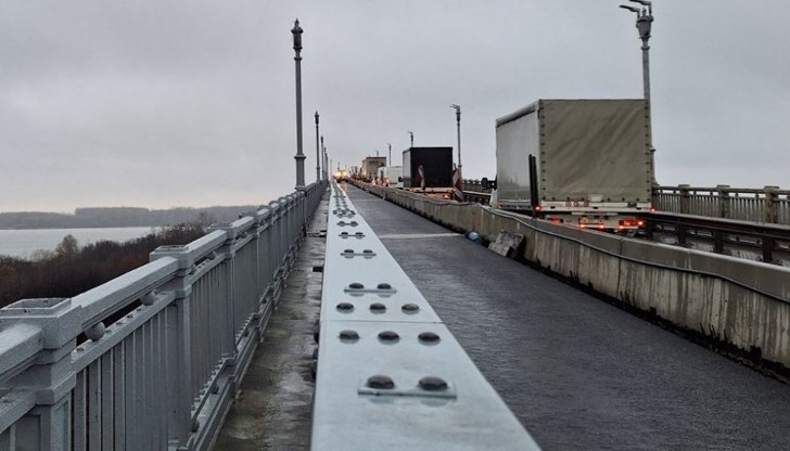 Монтирани са фугите и мантинелите в ремонтирания участък на Дунав мост Монтирани са фугите и мантинелите в ремонтирания участък на Дунав мост