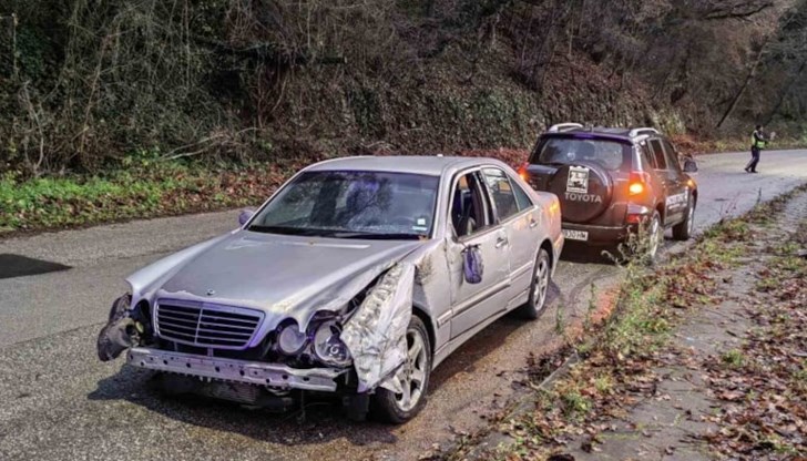 Кола се удари в крайпътен скат и започна да пуши