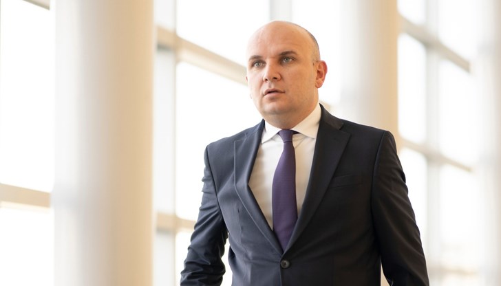 Пеевски разделя и отвлича и заставя силом партийни членове, активисти и структури – през самоволие, с административни и властови хватки, но не норми