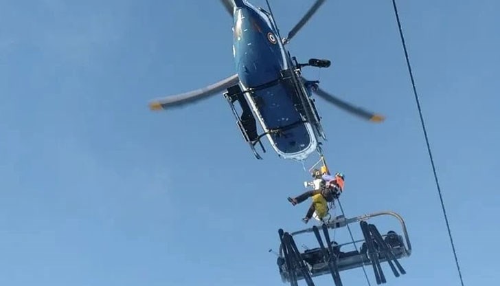 Хеликоптери спасиха 240 души Хеликоптери спасиха 240 души