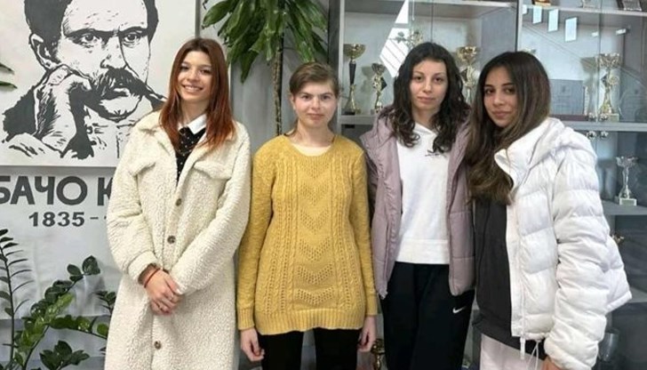 17-годишната Кристина отново е в клас след успешна очна интервенция 17-годишната Кристина отново е в клас след успешна очна интервенция