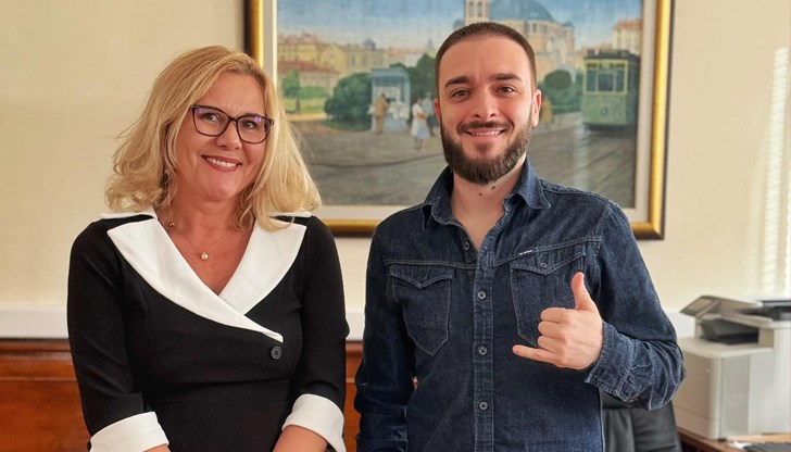 Витае усещането, че това ще се случи: Криско проведе първа среща със заместник-кмета Надежда Бачева Витае усещането, че това ще се случи: Криско проведе първа среща със заместник-кмета Надежда Бачева