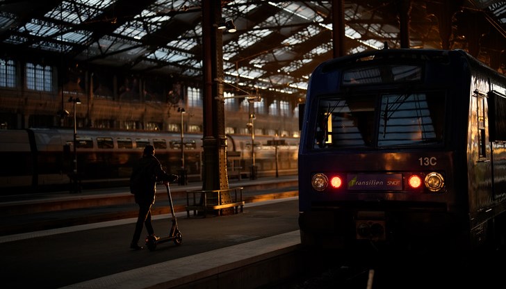 Самоубийство на машинист парализира френските железници Самоубийство на машинист парализира френските железници