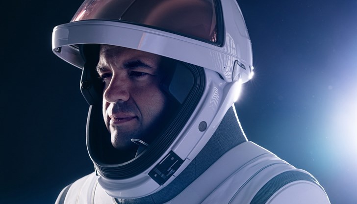 Джаред Айзъкман е първият човек, осъществил частна космическа разходка със SpaceX Джаред Айзъкман е първият човек, осъществил частна космическа разходка със SpaceX