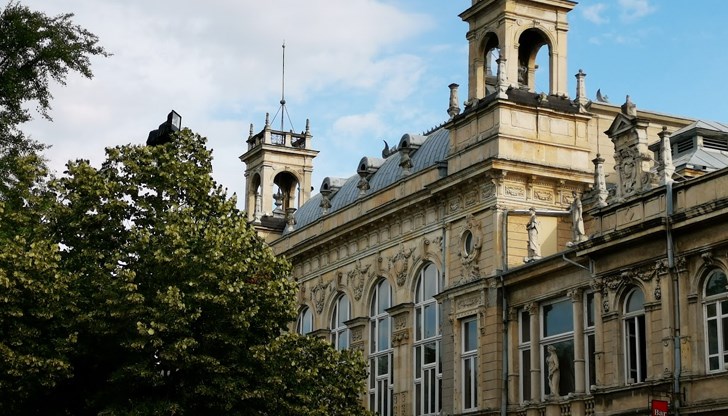 Театърът започва 2025 година с богата програма и достъпни цени Театърът започва 2025 година с богата програма и достъпни цени