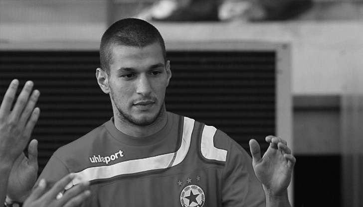 Футболистът издъхна в линейката на път към болницата Футболистът издъхна в линейката на път към болницата