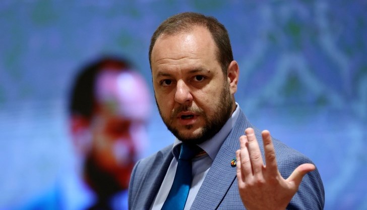 Алтернативен начини за добиване на вода е обезсоляването на морската Алтернативен начини за добиване на вода е обезсоляването на морската