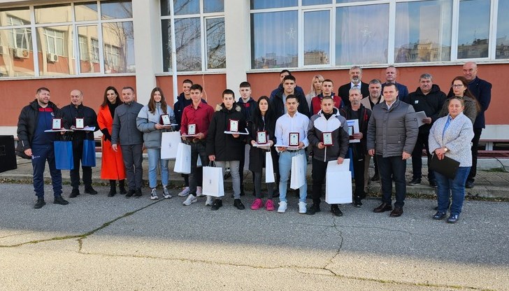 Училището получи отличия от президента и двама министри Училището получи отличия от президента и двама министри